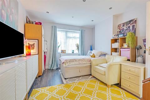 3 Castle Drive, Rayleigh, SS6 7HT