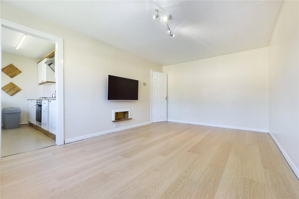 Lower Elmstone Drive, Tilehurst... 2 bed apartment £975 pcm (£225 pw)