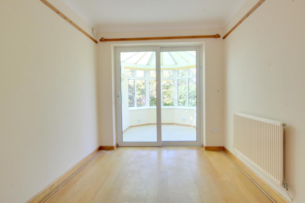 Clanfield Valley Park Drive UNFURNISHED 4 bed link detached house £