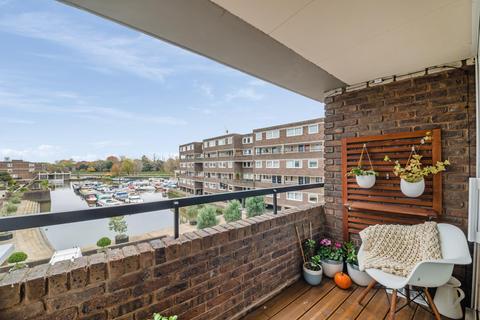 2 bedroom apartment for sale, Romulus Court, Justin Close, Brentford, TW8