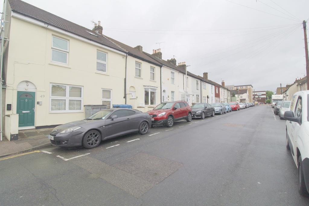 Gardiner Street, Gillingham, Kent, ME7 1 bed flat £750 pcm (£173 pw)