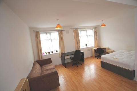 4 bedroom maisonette to rent, Tolworth Broadway, Surbiton KT6