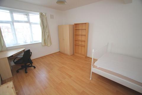 4 bedroom maisonette to rent, Tolworth Broadway, Surbiton KT6