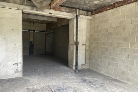 Retail property (out of town) to rent - White Abbey Road, Bradford BD8