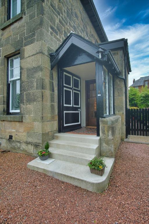 Corrour Road, Newlands, Glasgow, G43 2DX 4 bed semidetached house £