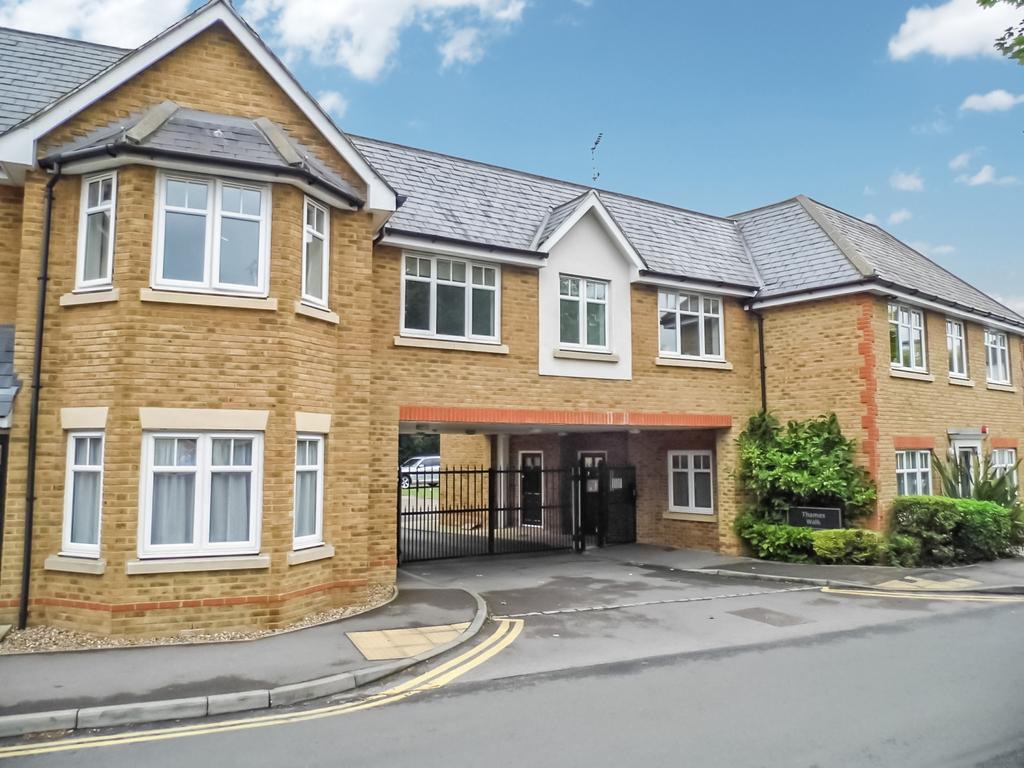 Manor Road, Walton On Thames, Surrey, KT12 1 bed flat £1,050 pcm (£
