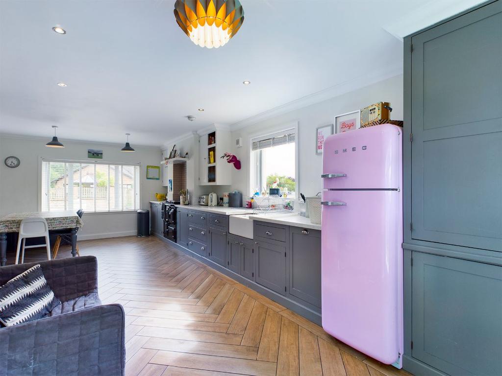 Kitchen (b)