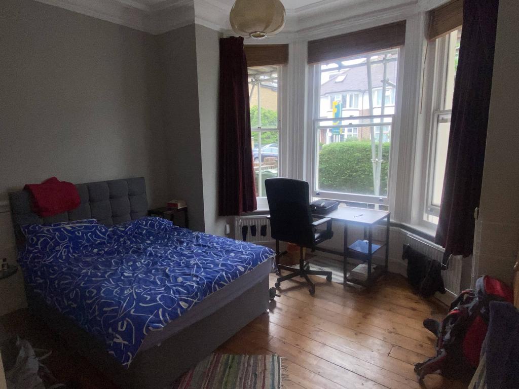 Bedroom - also with high ceikling and bay window