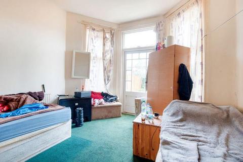 2 bedroom property for sale, Arcadian Gardens, Palmers Green, London, N22