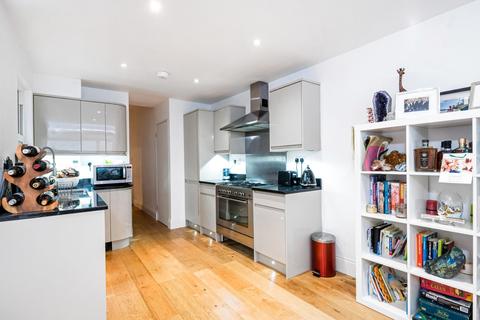2 bedroom apartment to rent - Lindore Road, SW11