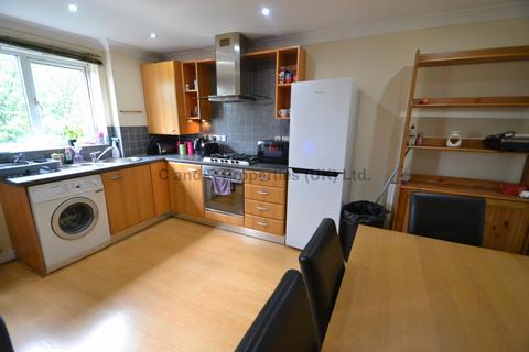 2 bedroom flat to rent, Stretford Road, Hulme, Manchester. M15 6HE.