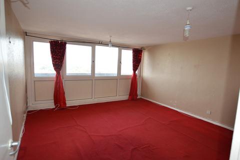 2 bedroom flat to rent, Biscoe Close, Hounslow