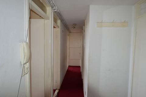 2 bedroom flat to rent, Biscoe Close, Hounslow