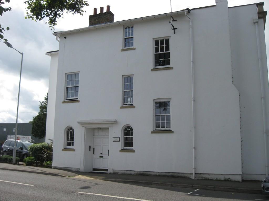 Upton Court Road, Slough 1 bed flat £875 pcm (£202 pw)