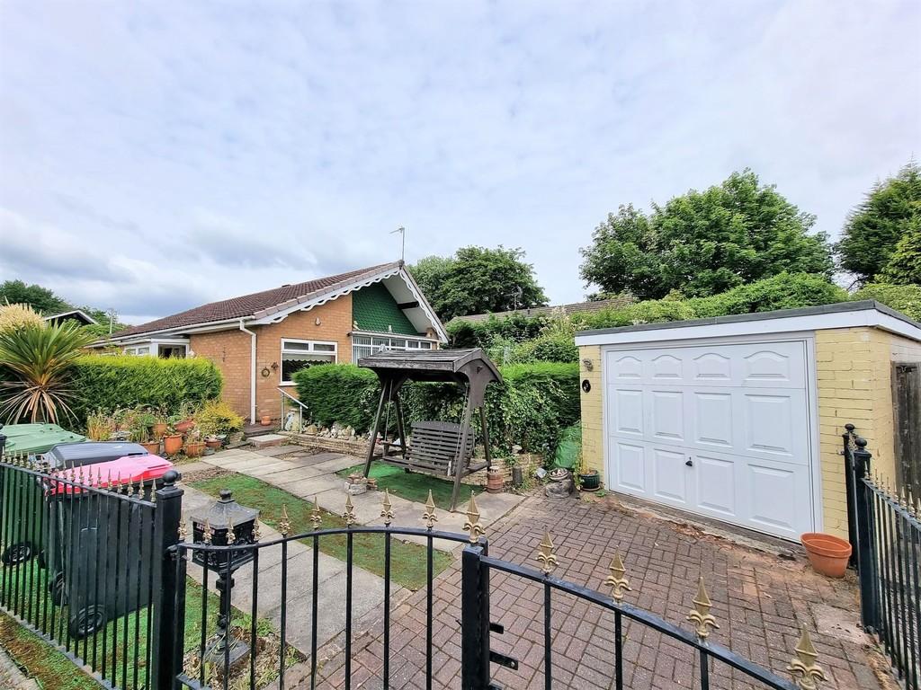 St Johns Road, Ansley Common, Nuneaton 3 bed detached bungalow £220,000