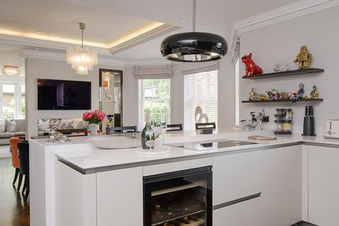 Oxshott Manor Leatherhead Road, Oxshott, Leatherhead, KT22 0JE