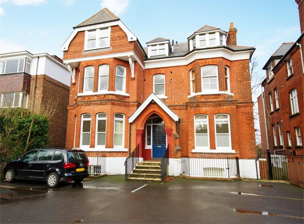 Mount Avenue, Ealing, London, W5 3 bed flat £2,000 pcm (£462 pw)