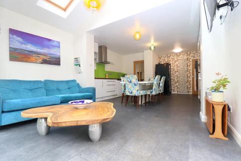 18 Avebury Avenue, Luton, LU2 7DT