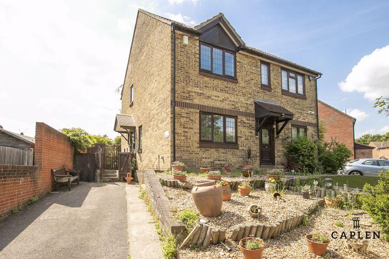 The Windsors, Buckhurst Hill 2 bed semidetached house £1,500 pcm (£