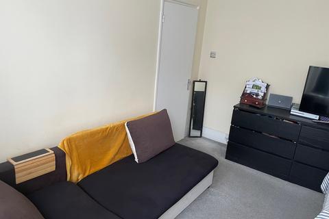 1 bedroom ground floor flat to rent, 36a Inglemere  Road Tooting