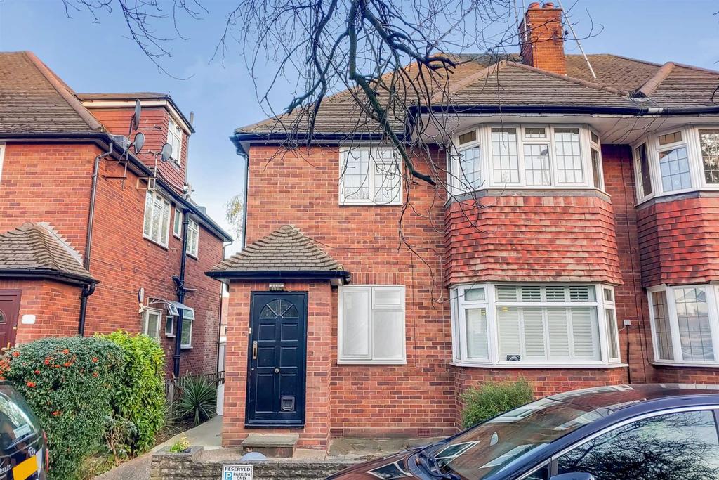 Mill Court, Holders Hill Road, Mill Hill East, NW7 2 bed flat £450,000