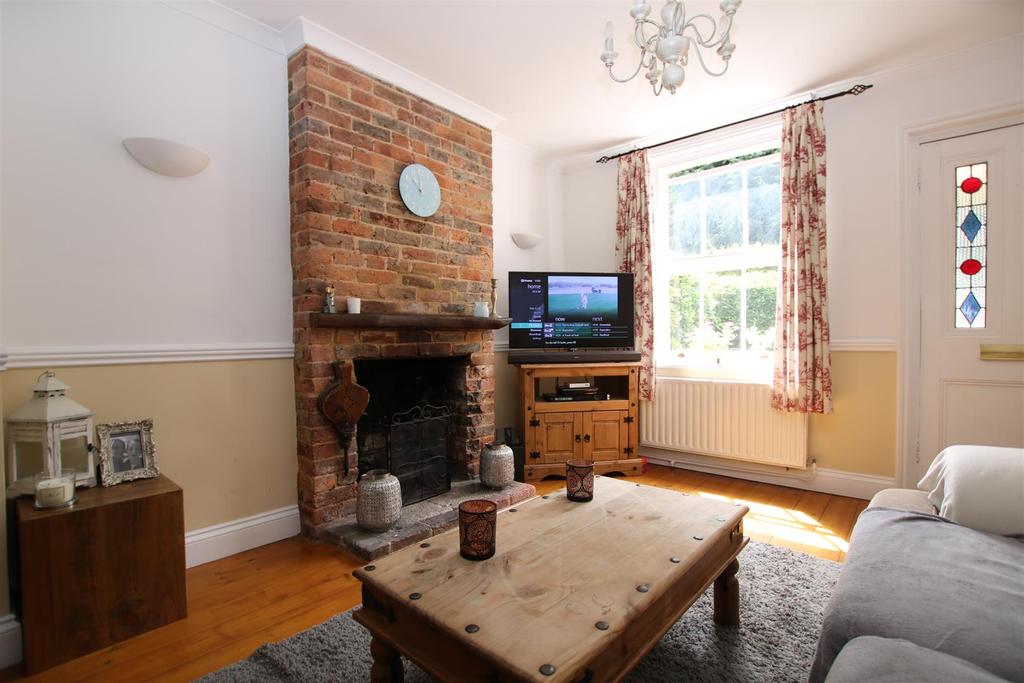 St. Leonards Road, Horsham 2 bed cottage £1,175 pcm (£271 pw)