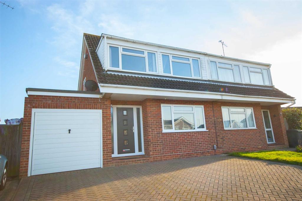 Downsway, Springfield, Chelmsford 3 bed semidetached house £1,400