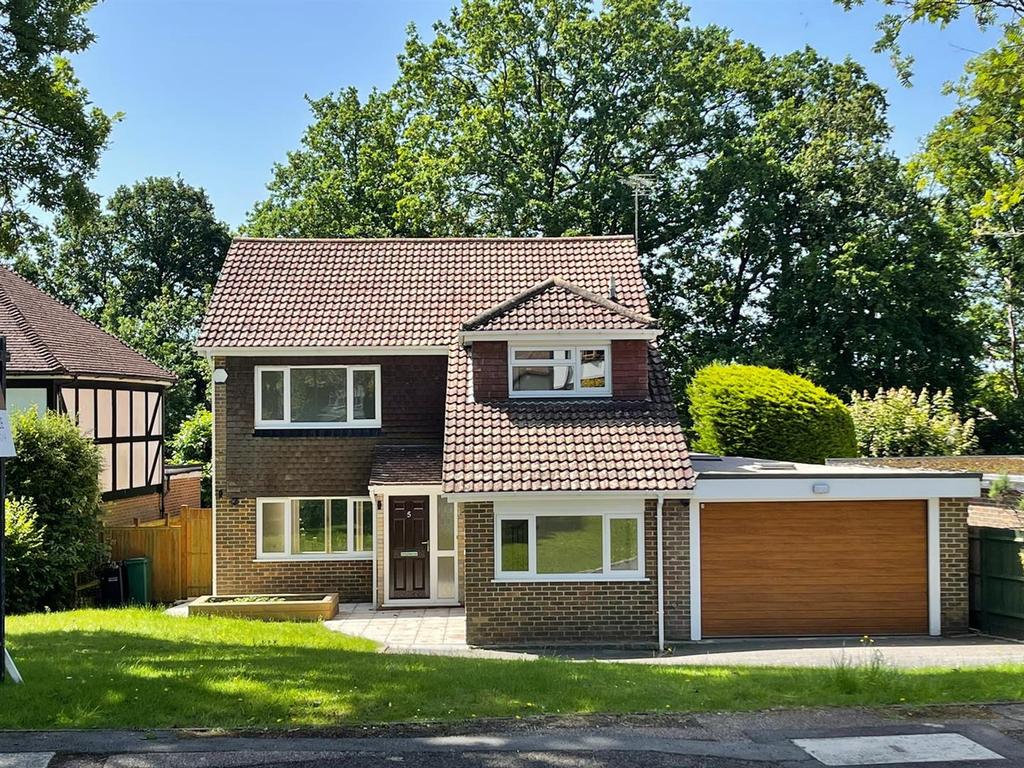 Birch Grove, Kingswood 3 bed detached house £950,000