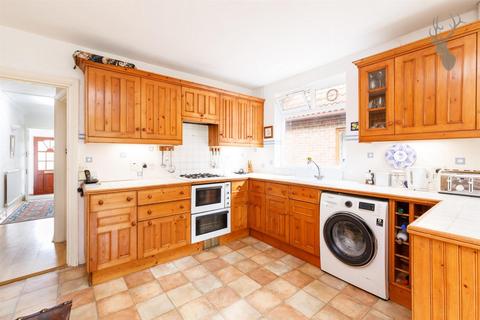 19 Blackacre Road, Theydon Bois, Epping, CM16 7LT