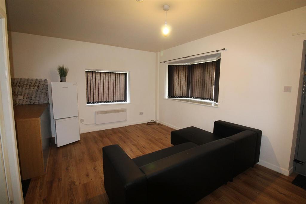 Ladyshore Road, Little Lever, Bolton 2 bed apartment £795 pcm (£183 pw)