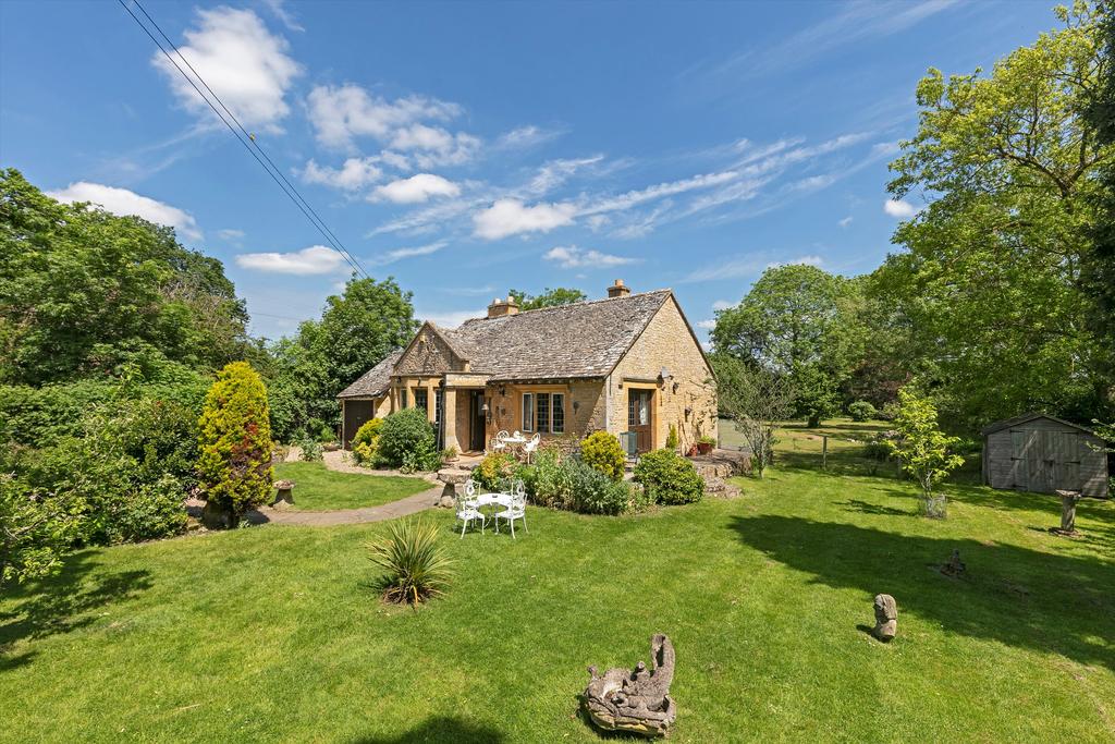 Hillborough Lane, BidfordonAvon, Alcester, Warwickshire, B50 2 bed village house £560,000