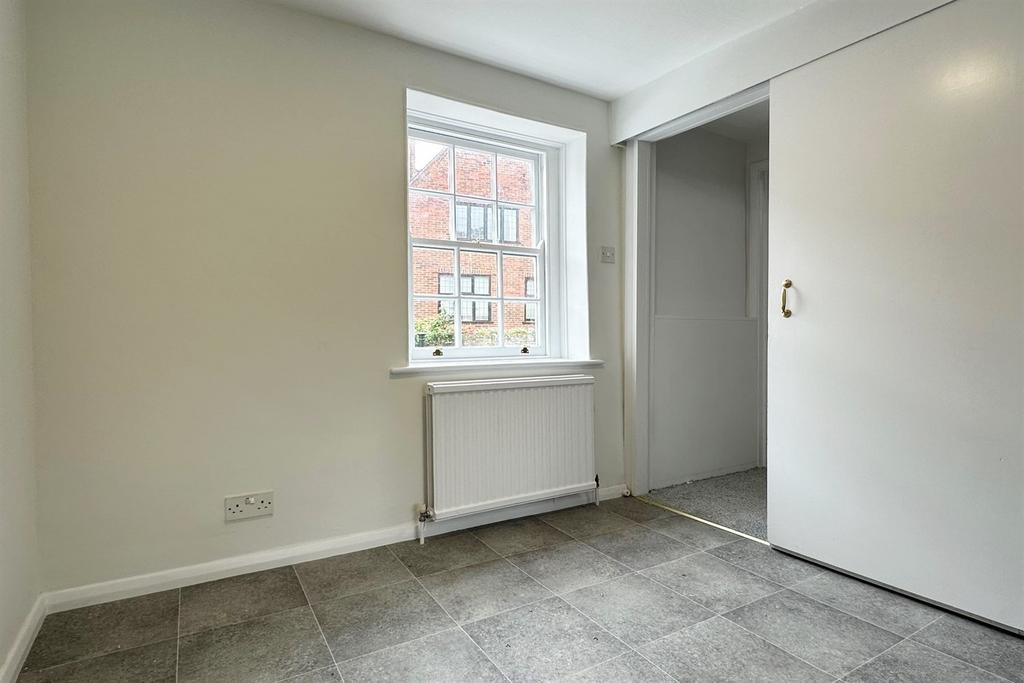 St. Martins Square, Chichester, PO19 4 bed end of terrace house £