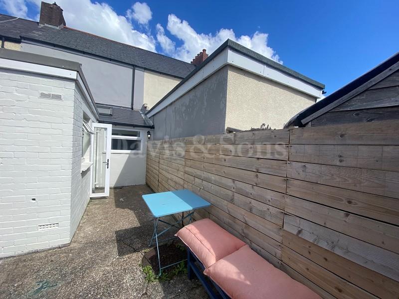 Bethesda Place, Rogerstone, Newport. NP10 9FF 2 bed terraced house £