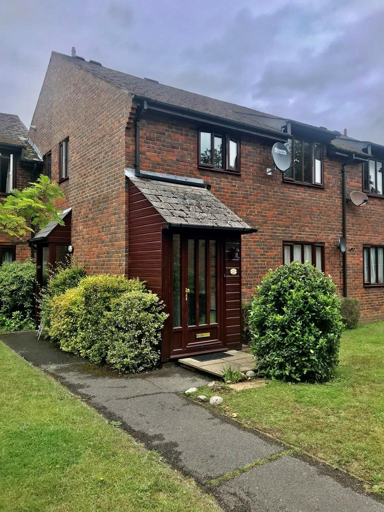 Chiltlee Manor, Liphook 2 bed apartment £850 pcm (£196 pw)