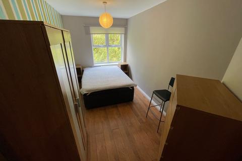 3 bedroom apartment to rent - Carisbrooke Road,  Leeds, LS16
