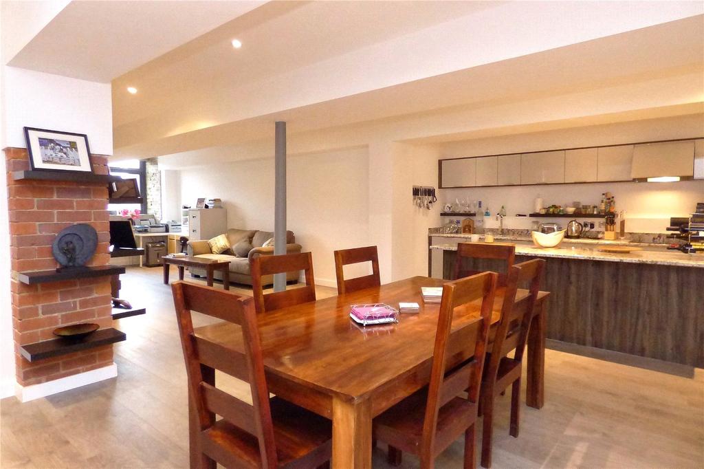 Dining Area: