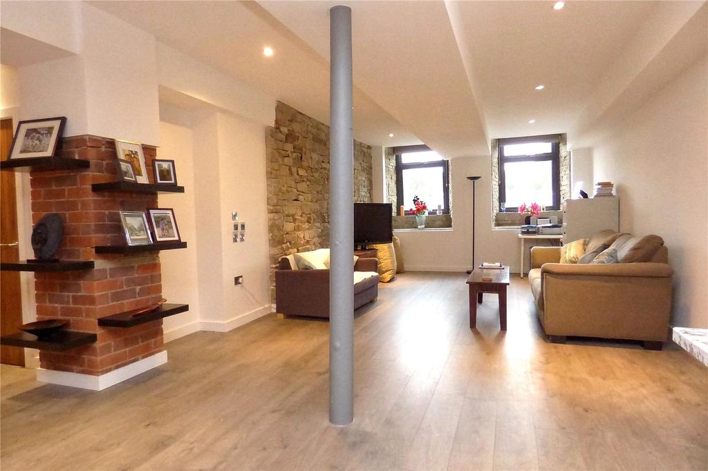 Lounge Area:
