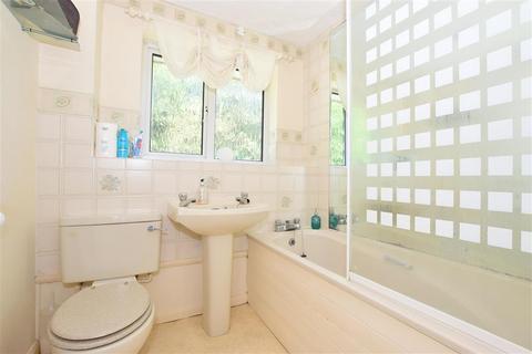 25 Pine Way, Folkestone, CT19 4QL