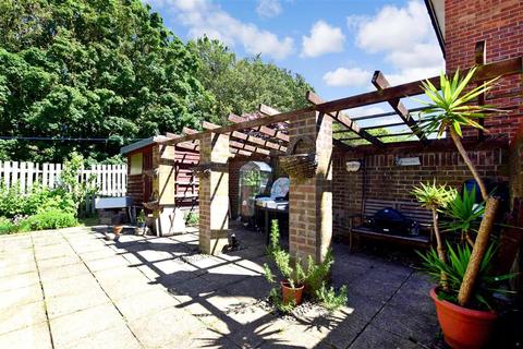 25 Pine Way, Folkestone, CT19 4QL