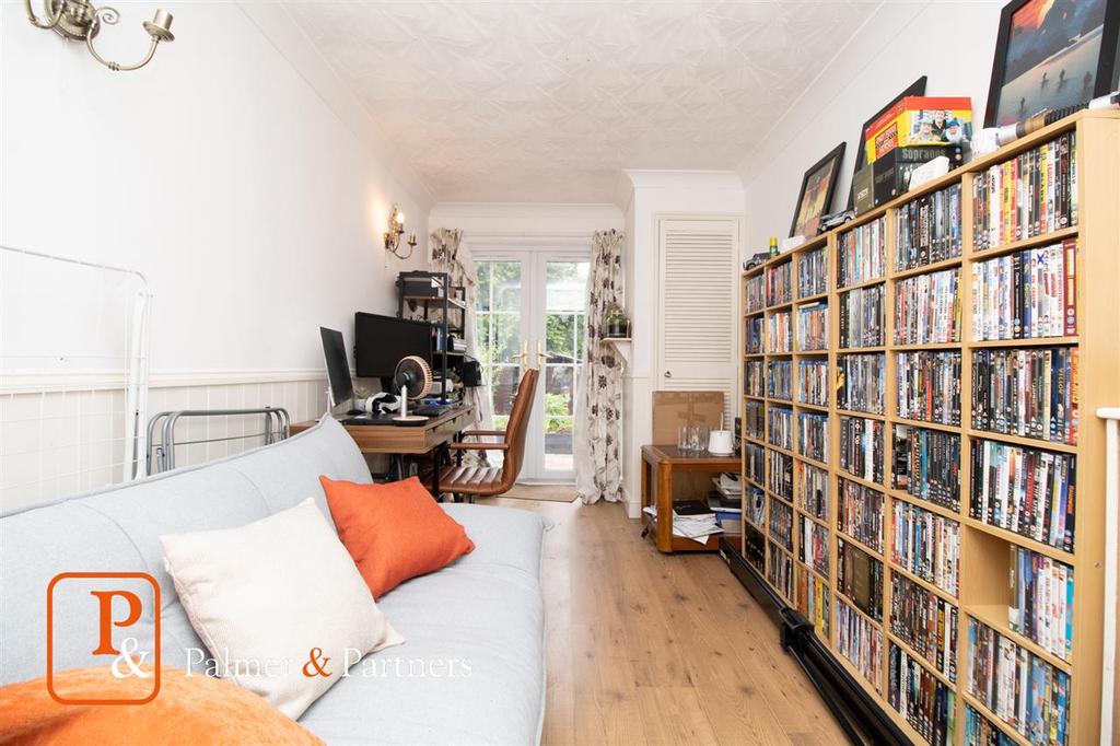 Mountbatten Drive, Colchester, CO2 5 bed detached house £425,000