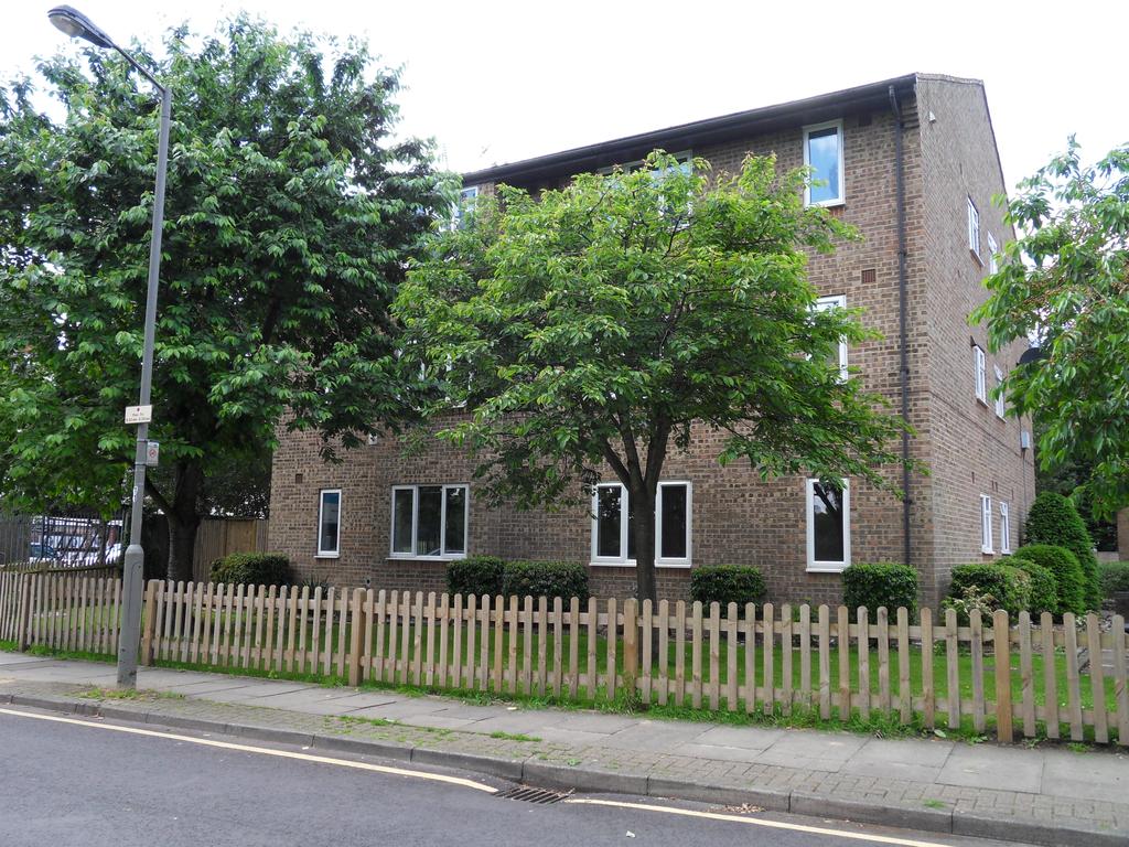 Friars Avenue, London SW15 1 bed flat £950 pcm (£219 pw)