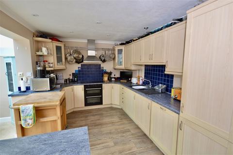 2 bedroom detached house to rent, Church Street, Sible Hedingham, Halstead, CO9