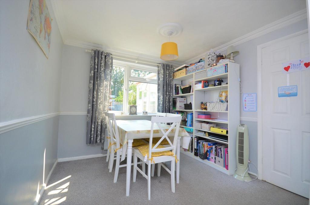 Edinburgh Gardens, Braintree, CM7 3 bed semidetached house £270,000