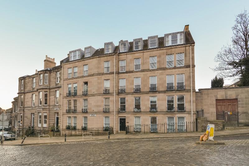 St Bernards Crescent, Stockbridge, Edinburgh, EH4 2 bed flat £1,200