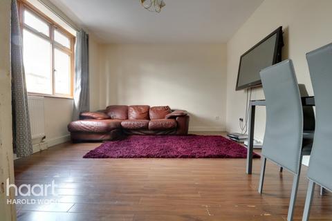 2 Barnstaple Path, Romford, RM3 7UL