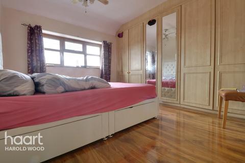 2 Barnstaple Path, Romford, RM3 7UL