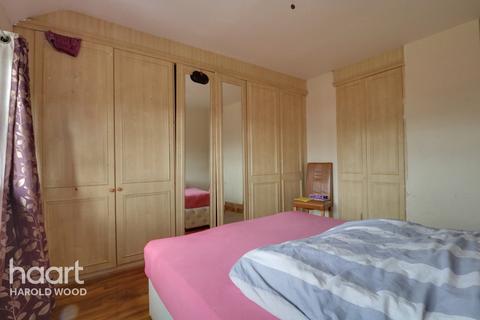 2 Barnstaple Path, Romford, RM3 7UL