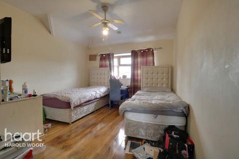 2 Barnstaple Path, Romford, RM3 7UL