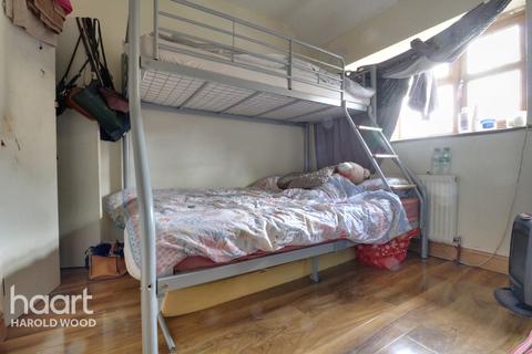 2 Barnstaple Path, Romford, RM3 7UL