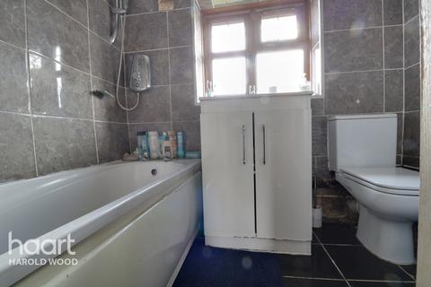 2 Barnstaple Path, Romford, RM3 7UL